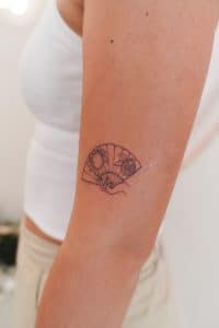 fine line tattoo malaga, abanico flores